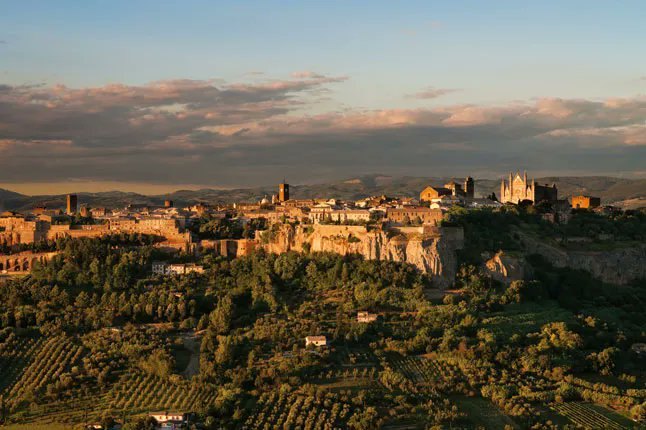 Panorama de Città Alta à l'heure dorée, adossée aux collines