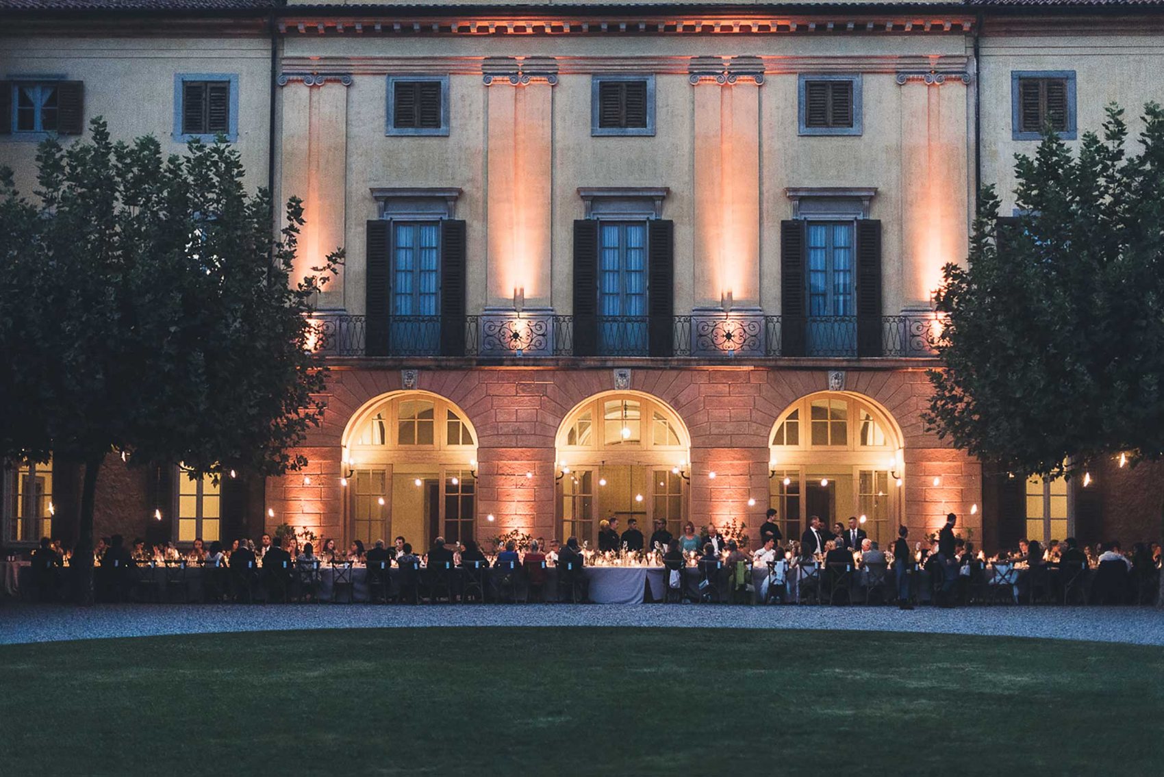 Villa Conti Agliardi au crépuscule, façade illuminée sur la pelouse